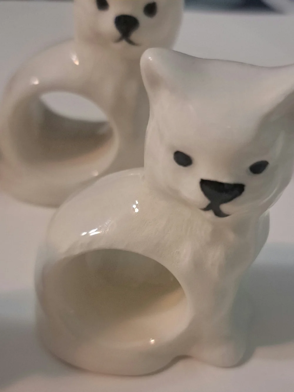 Vintage White Ceramic Porcelain Cat Napkin Rings - Set of 4 One Has Small Chip.